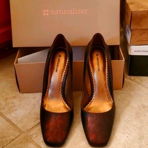 New in box Naturalizer Brown 2 tone pump 9